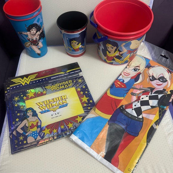 DC Comics Wonder Woman Party Supplies Set - Picture 3 of 7